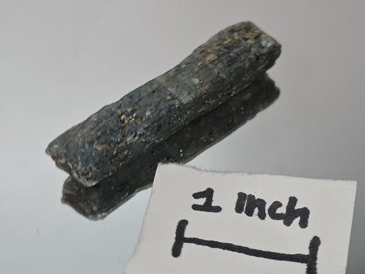 Kyanite stick (Fluorescent red) from Karoi, Zimbabwe